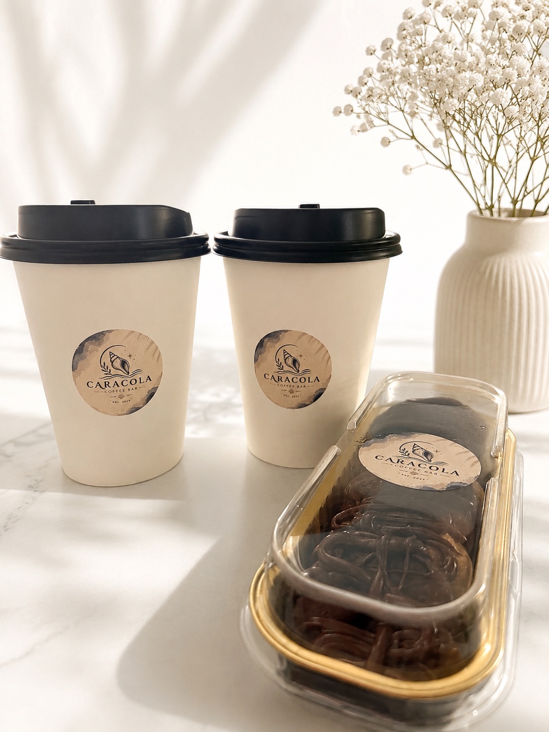 Cafés calientes y mini donas de Caracola Coffee Bar